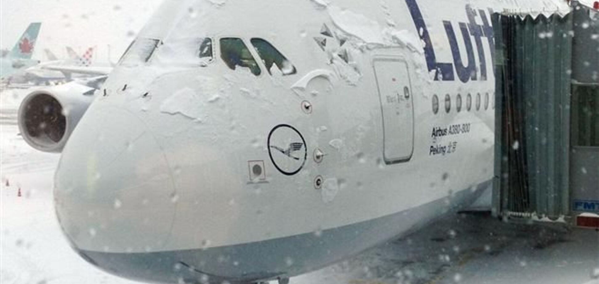 В США около 2300 авиарейсов отменены из-за аномального снега