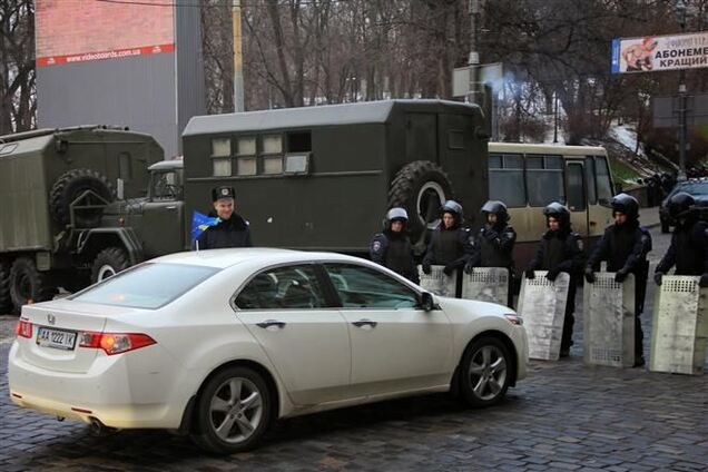 Оппозиция требует убрать милицейские баррикады в центре Киева