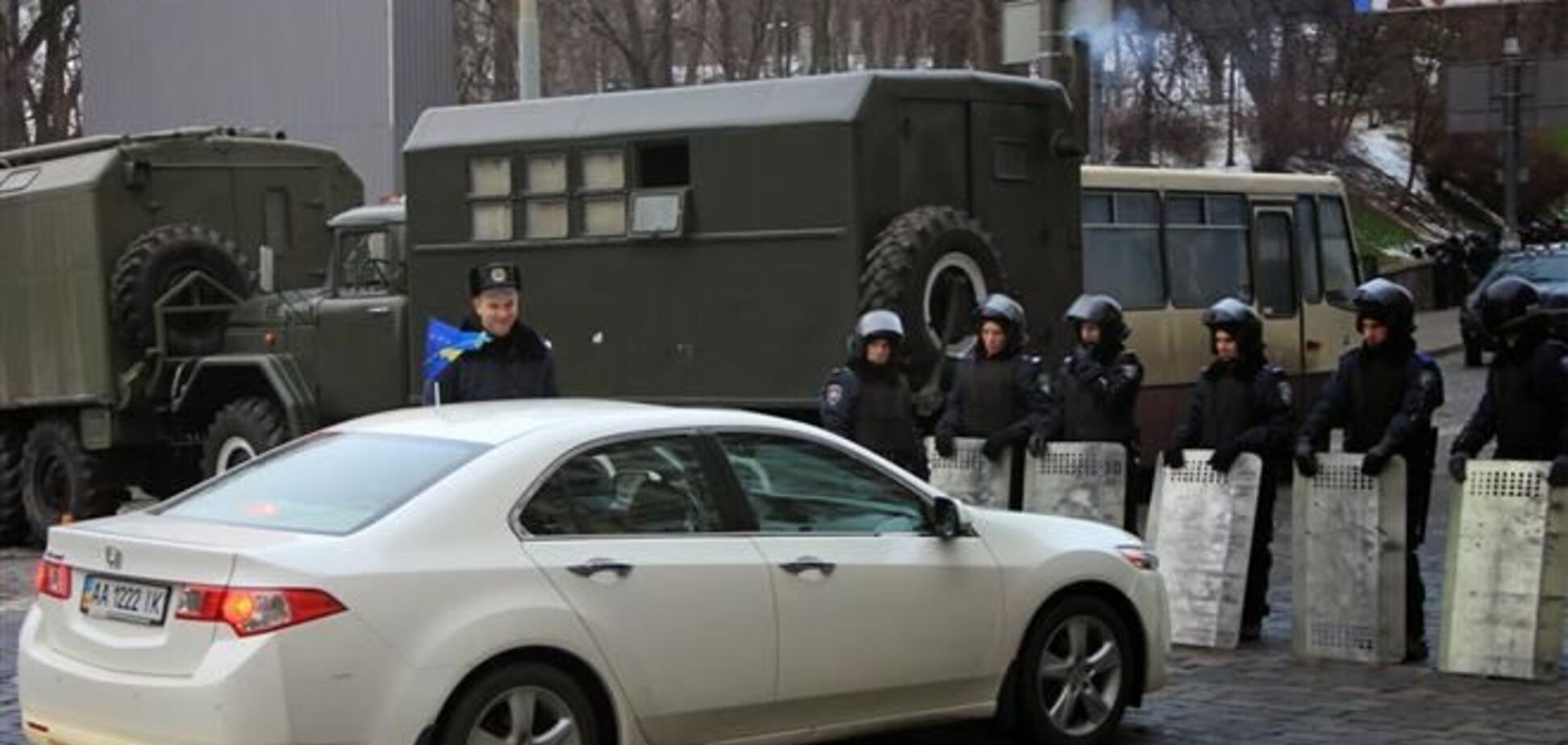 Оппозиция требует убрать милицейские баррикады в центре Киева