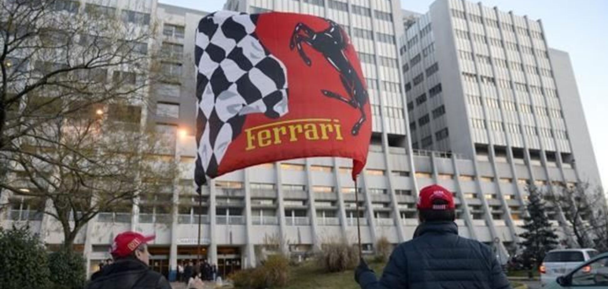 Болельщики Шумахера в его 45-летие круглосуточно дежурят у больницы