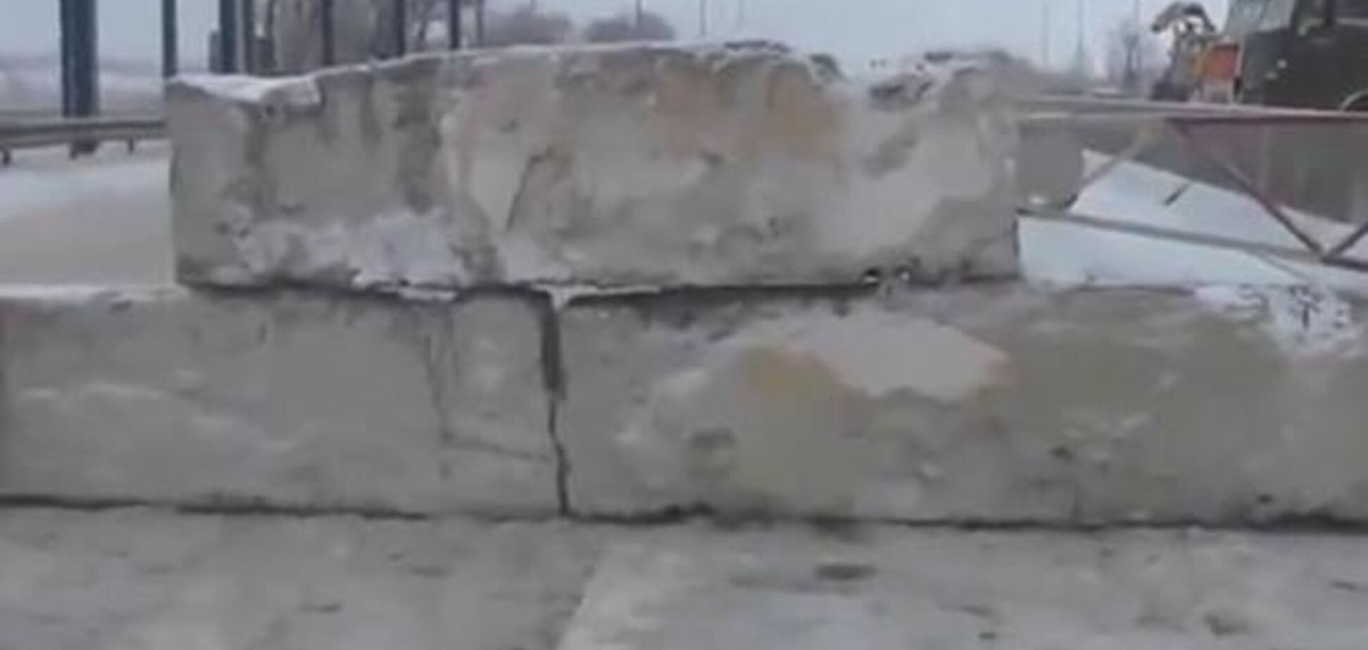 Бетонные блоки установлены на дороге Киев-Одесса 