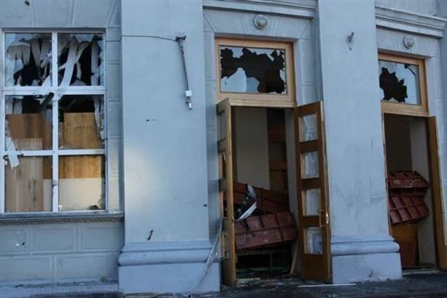 Под Черкасским облсоветом - митинг за Януковича и автобусы со спецназом