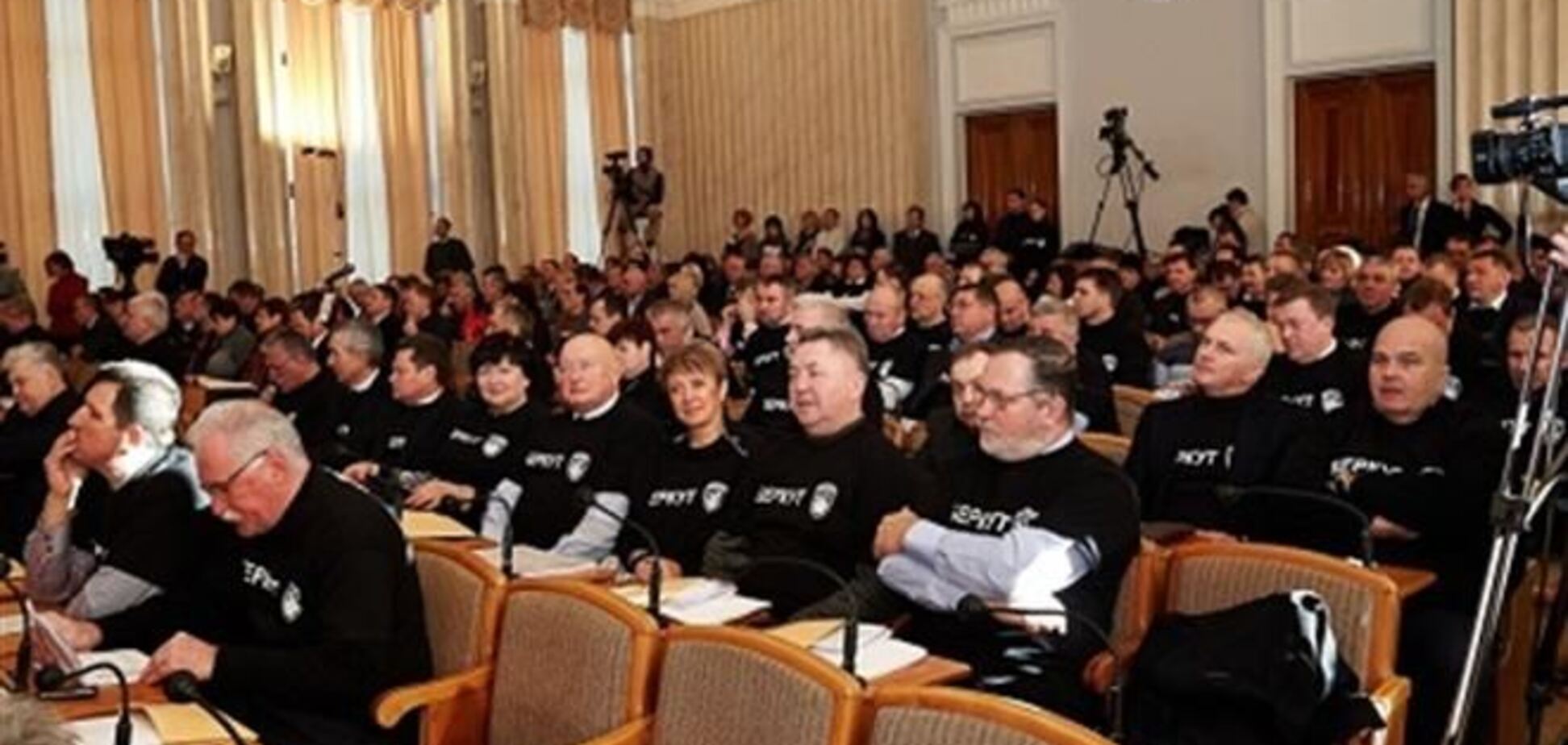 Депутати Харківської облради прийшли в футболках 'Беркут'