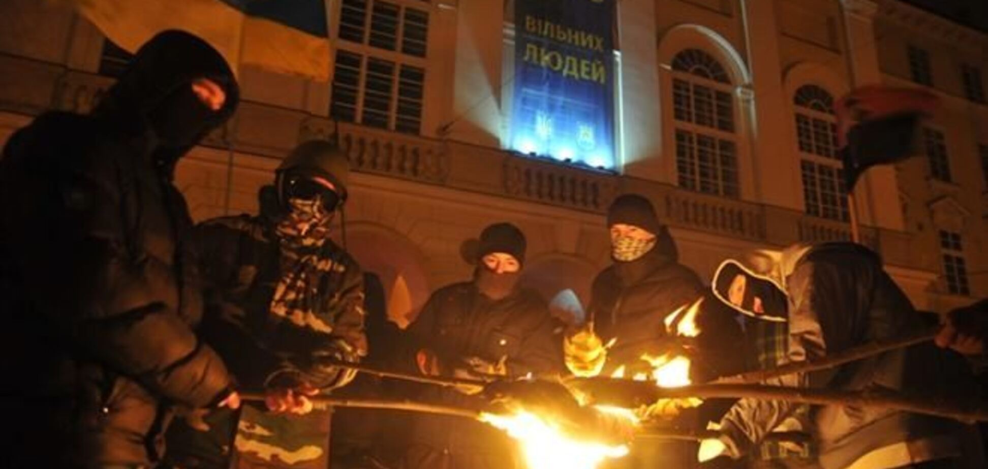 По улицам Львова прошло факельное шествие в память Героев Крут