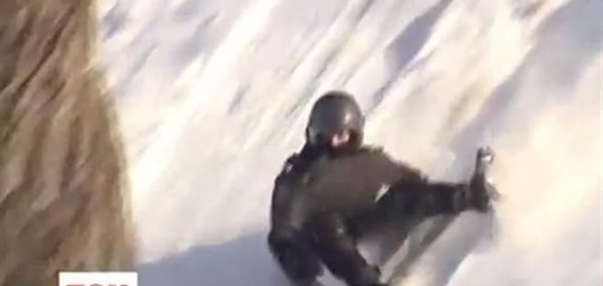 Бойцы катаются в Мариинском парке с горки