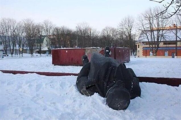 В Фастове повалили 7-тонного Ленина