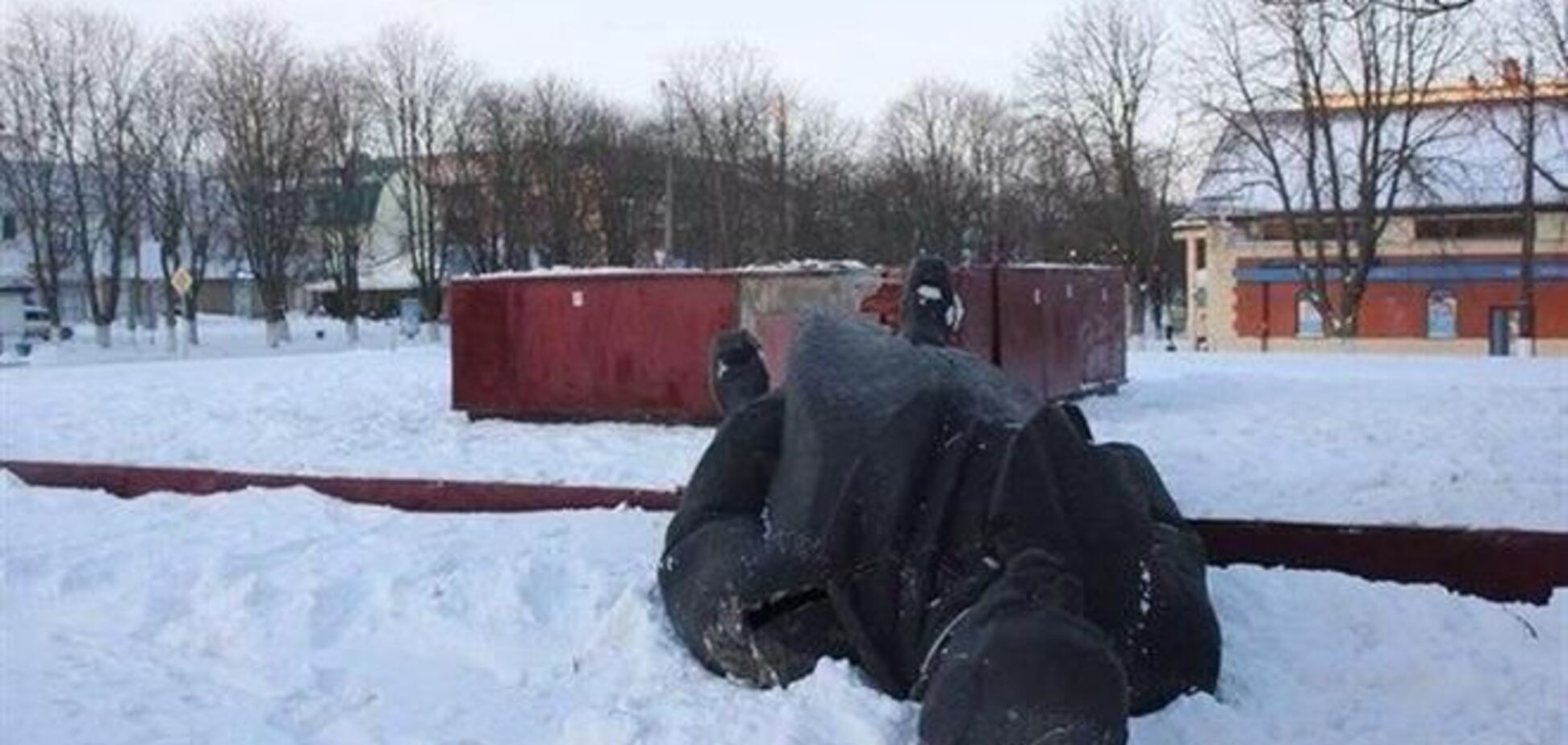 В Фастове повалили 7-тонного Ленина