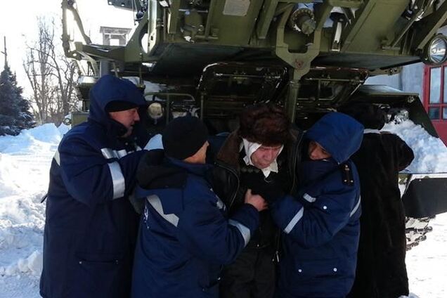 На Донетчине спасатели из снежных заносов вытащили трех беременных