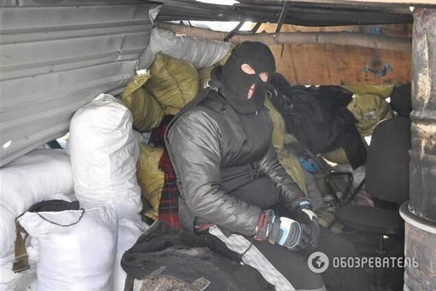 На Майдане люди смотрят фильм про Шухевича и слушают классику