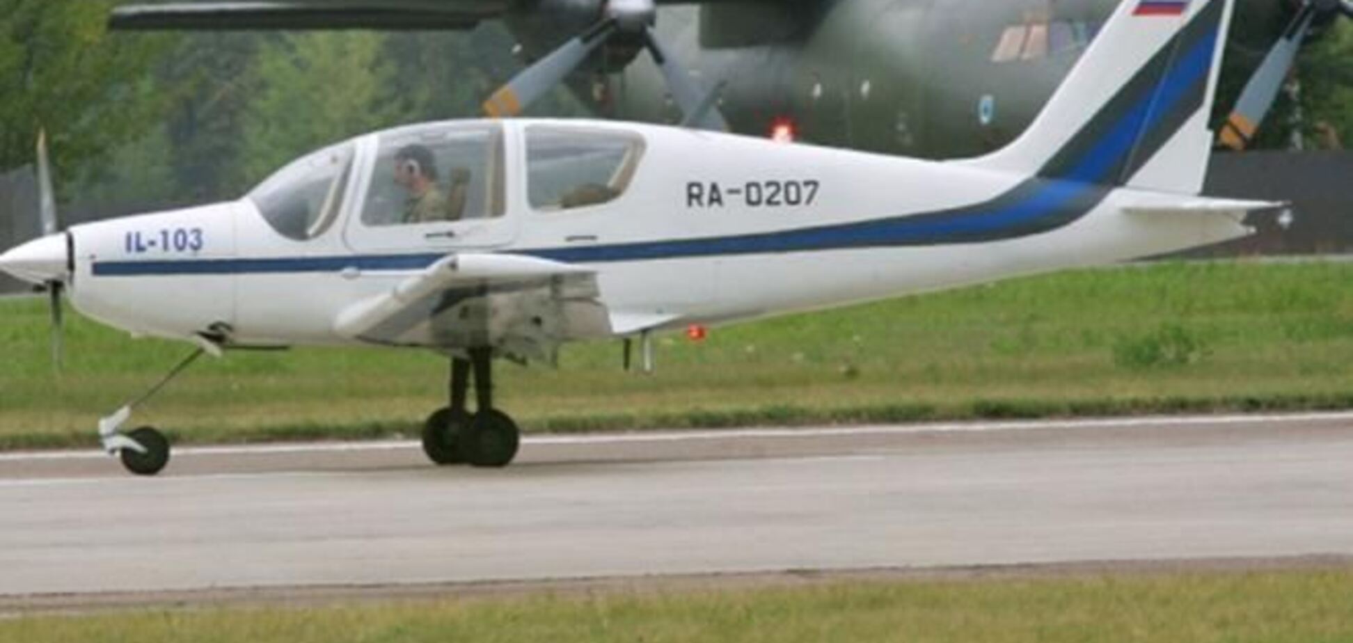 В Нью-Йорке самолет сел прямо на автомагистраль