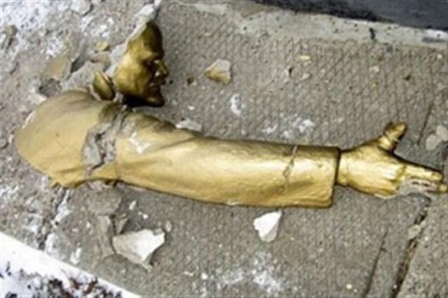 На Одесщине неизвестные повалили на землю памятник Ленину