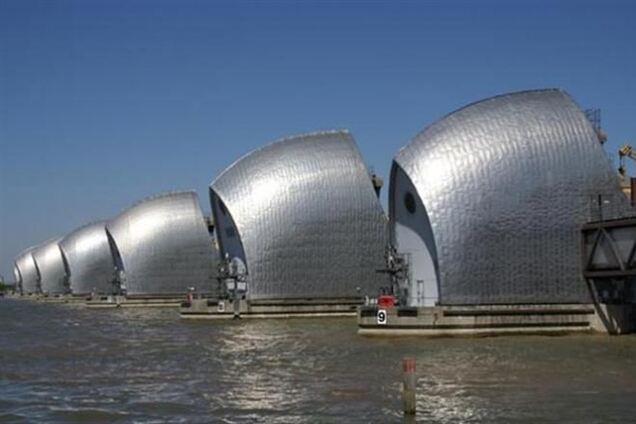 В Лондоне ввели в действие плотину, защищающую город от наводнений