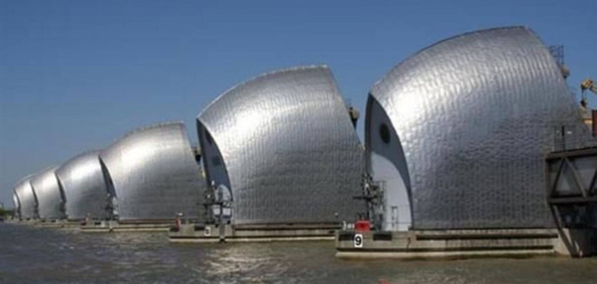 В Лондоне ввели в действие плотину, защищающую город от наводнений