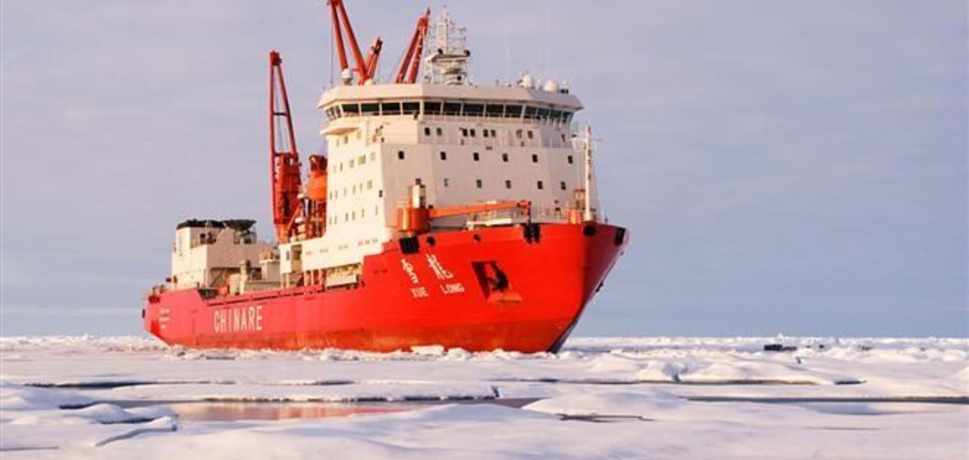 У льодах Антарктики застряг криголам, який рятував російське судно