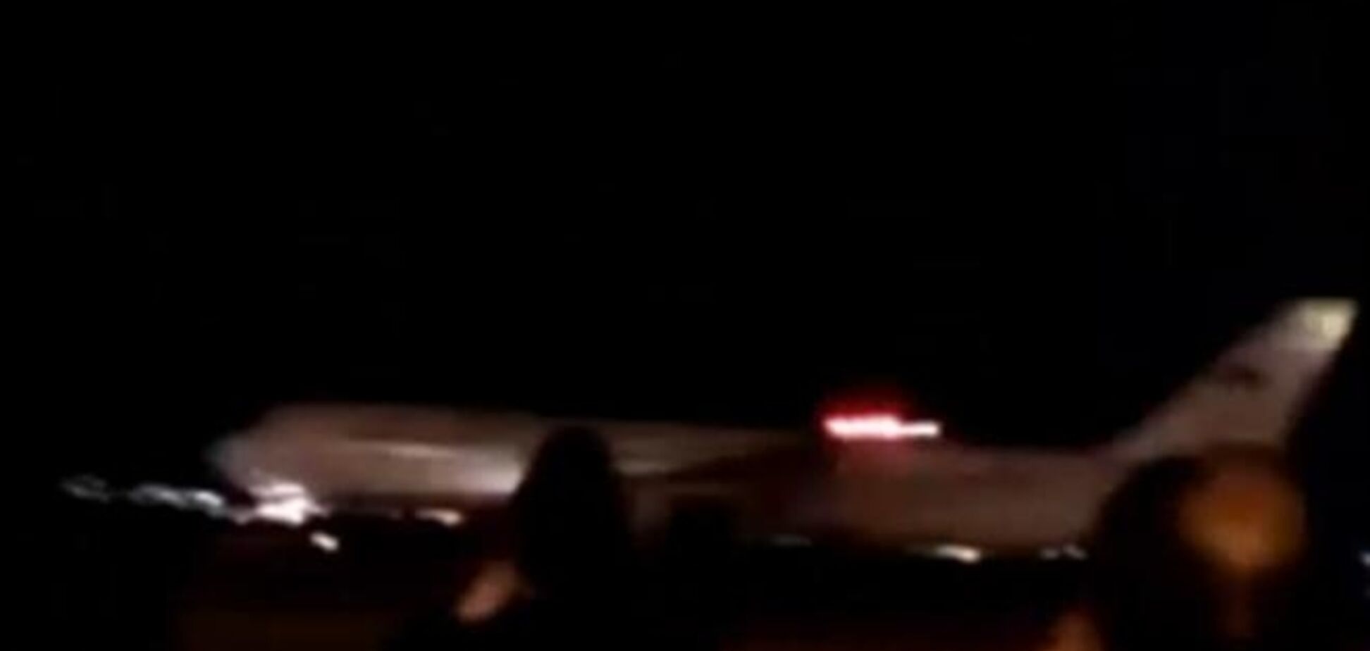 В Саудовской Аравии аварийно сел самолет с паломниками: десятки пострадавших