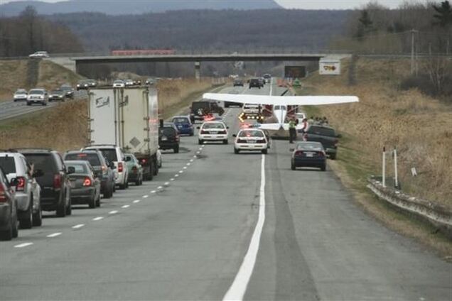 В Нью-Йорке самолет экстренно сел на автомагистраль