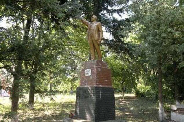 В милиции решили, что памятник Ленину в Одесской области упал сам