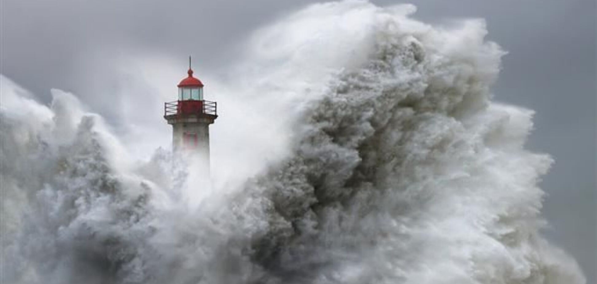 На Великобританию обрушился сильнейший за двадцать лет шторм