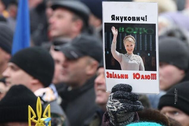 Соратники поздравили Тимошенко с Рождеством песнями и шариками