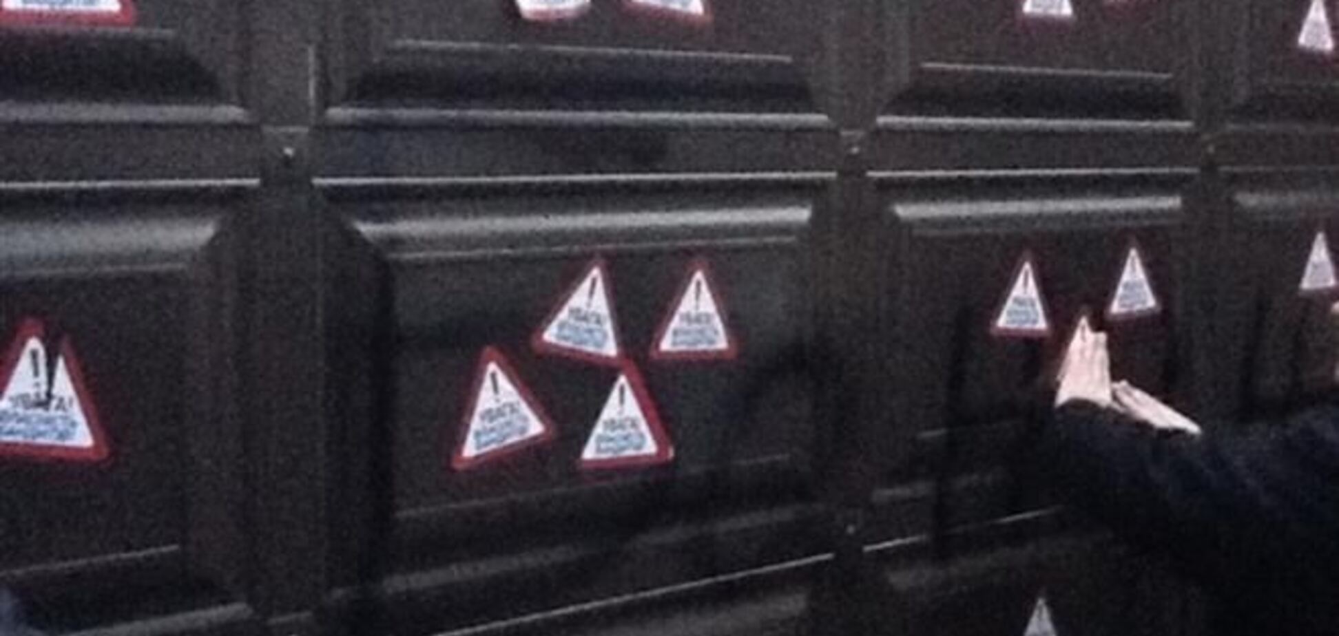 Яценюк: особняк Захарченко украсили наклейками нардепы 'Батьківщини'
