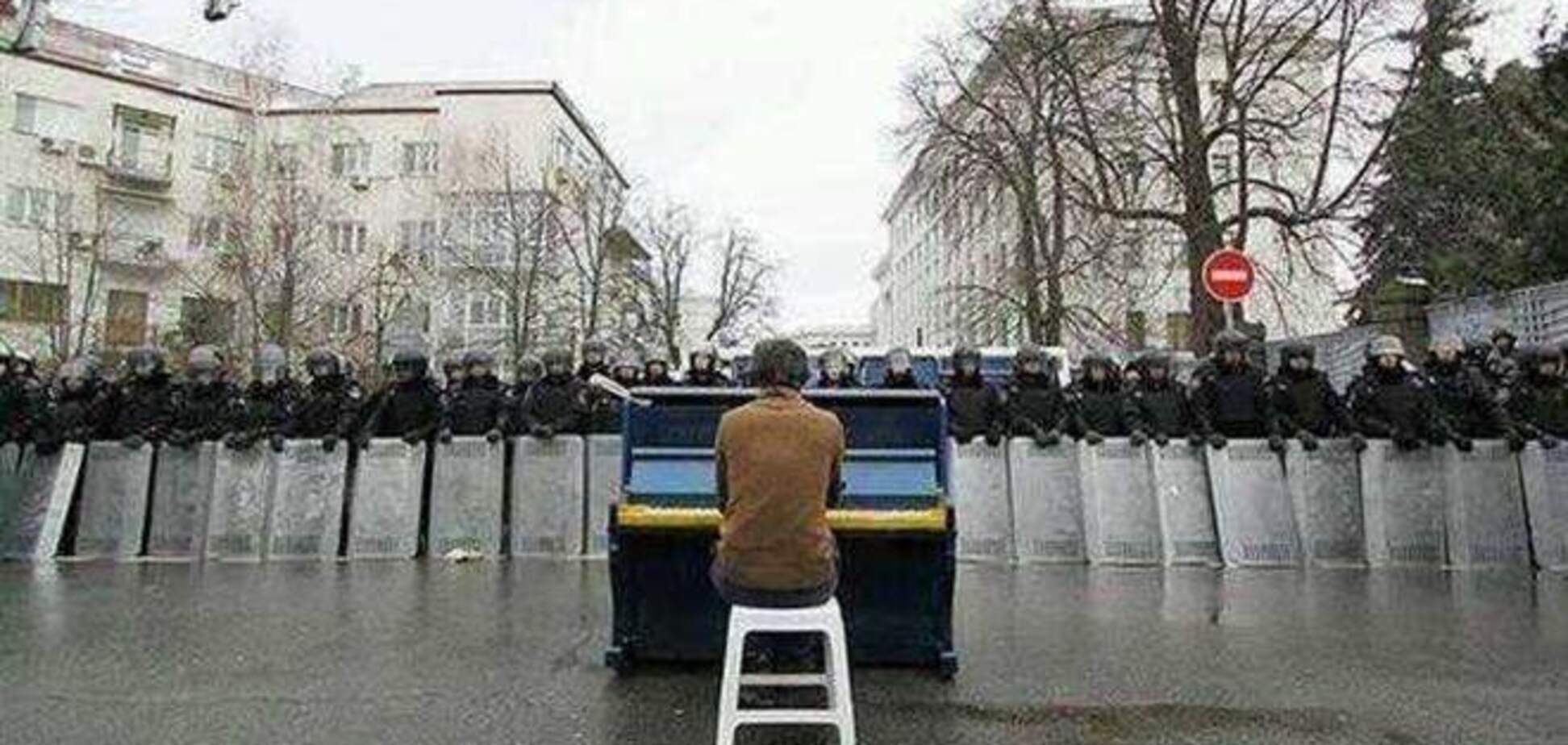 Под КГГА появится еще одно фортепиано Евромайдана