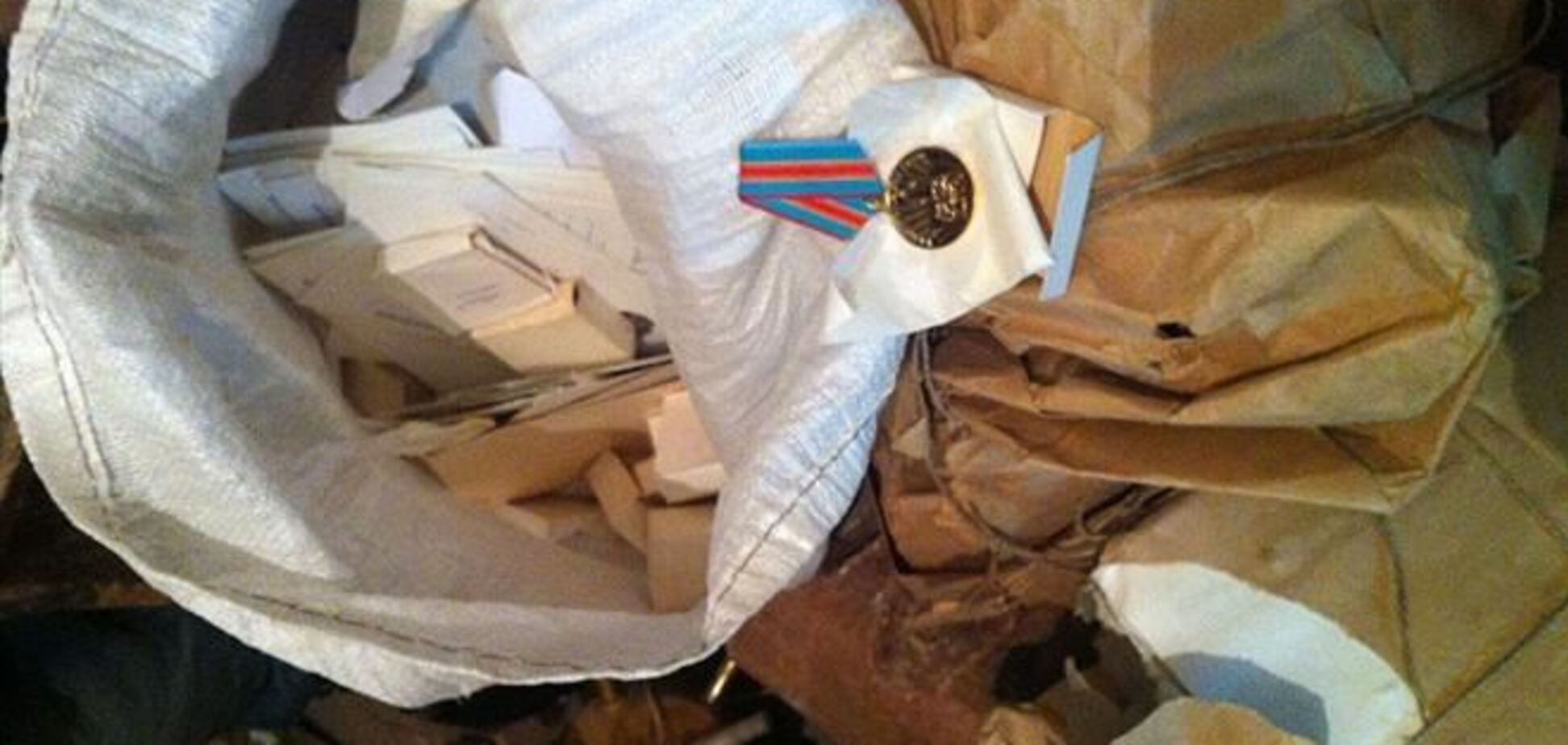 В КГГА неизвестные проникли в кладовую с наградами