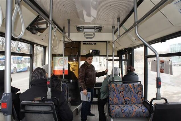 Кабмин предлагает ввести безналичную оплату в городском транспорте