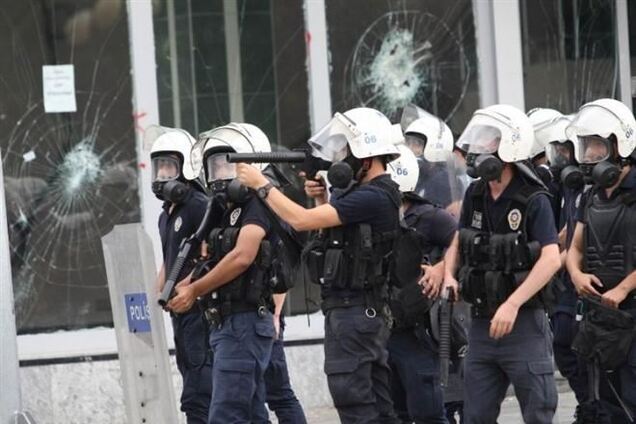 В Турции уволили 350 полицейских из-за коррупционного скандала