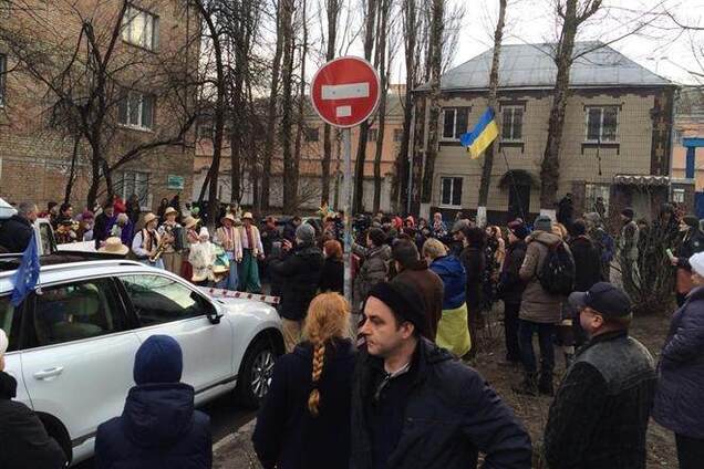 Активисты Автомайдана колядовали под Лукьяновским СИЗО