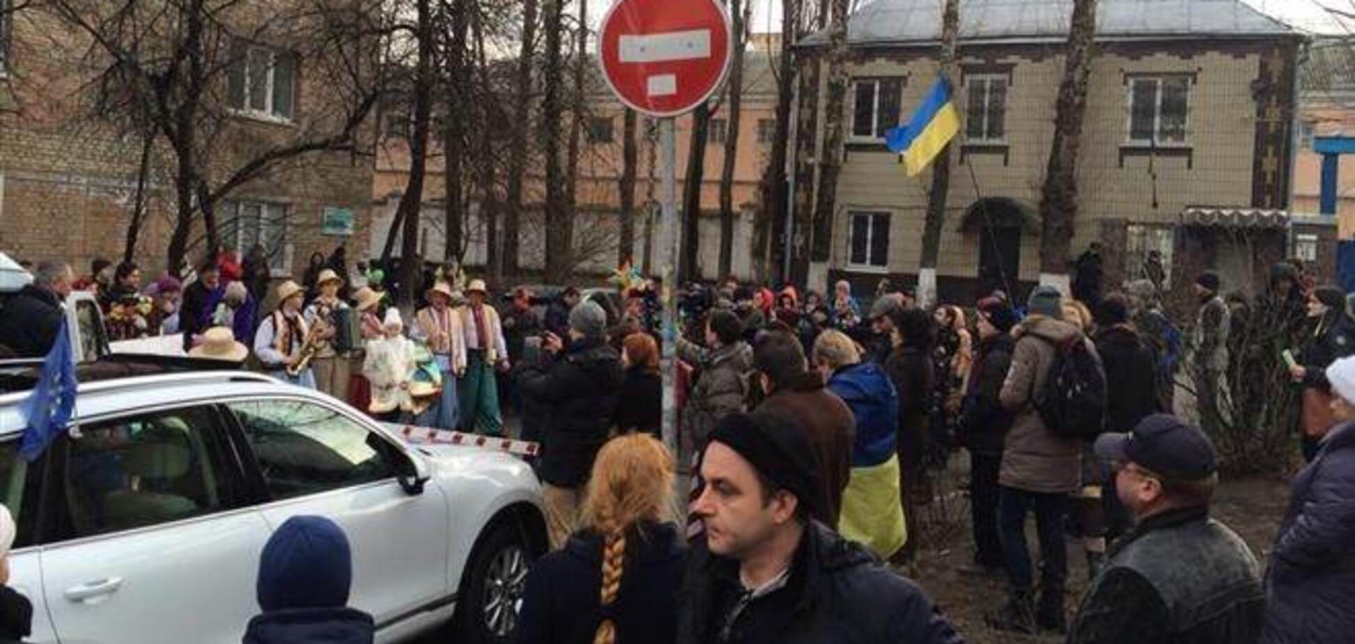 Активисты Автомайдана колядовали под Лукьяновским СИЗО