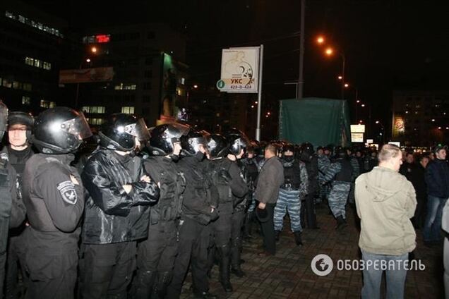 'Беркут' окружил колонну митингующих возле ЦИК