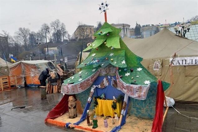 На Евромайдане поют колядки и угощают кутьей