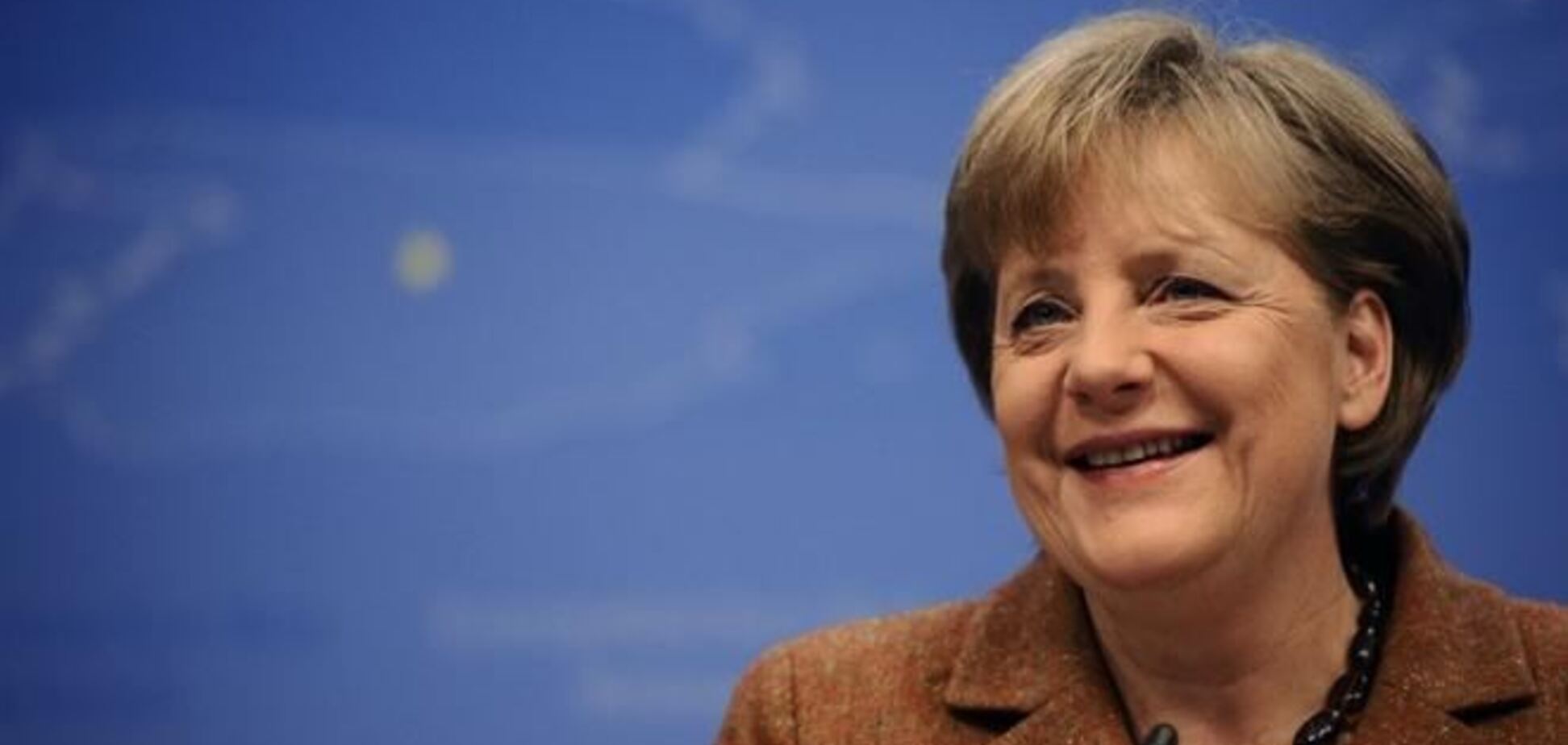 Меркель впервые после травмы появилась на публике