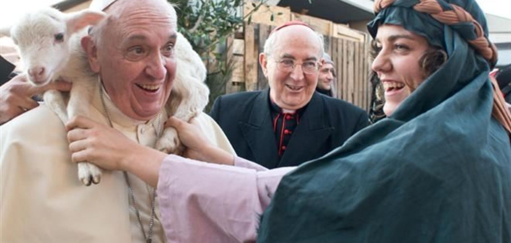 Фото Папы Франциска с ягненком 'растопило сердца'