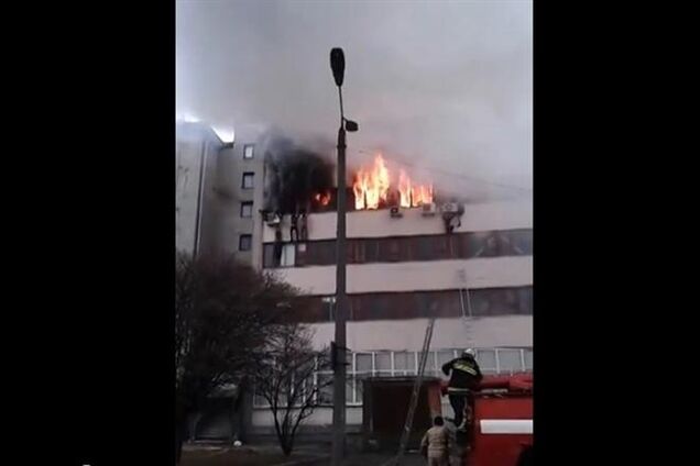 Шокуюче відео з 'Хартрона': пожежні навіть не розтягнули тент, коли люди вистрибували з вікон