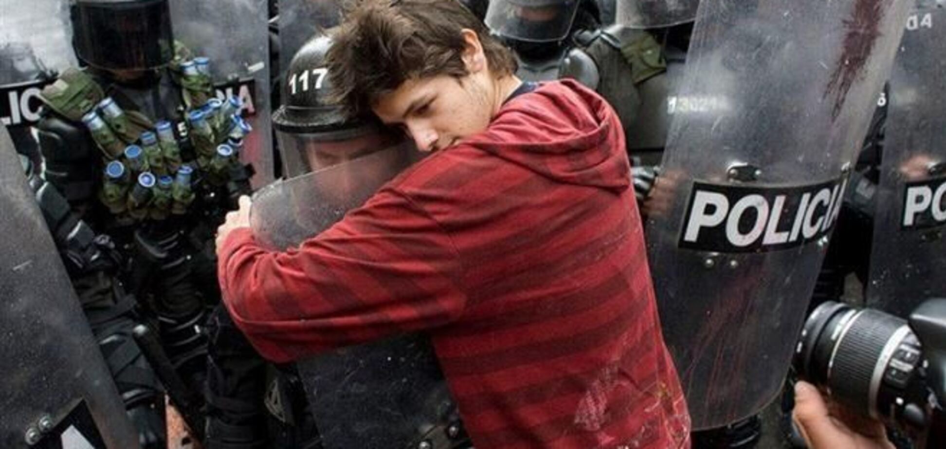 30 фотоприклади людського співчуття під час акцій протесту