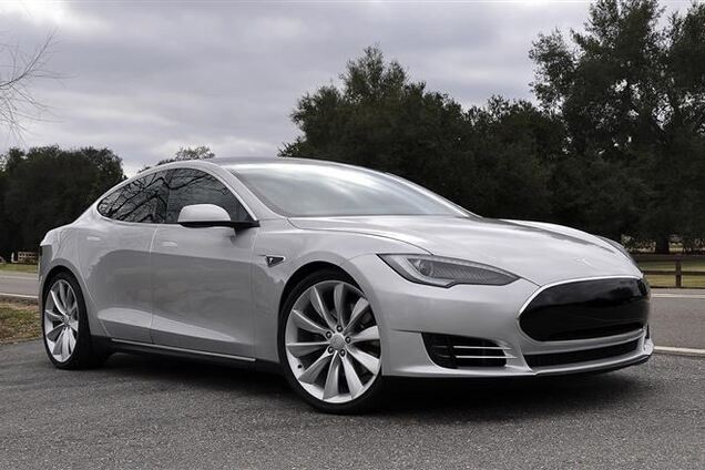 Донецкий безработный привез в Украину первую Tesla Model S