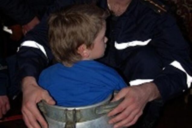 На Рождество в Николаеве ребенок застрял в бидоне