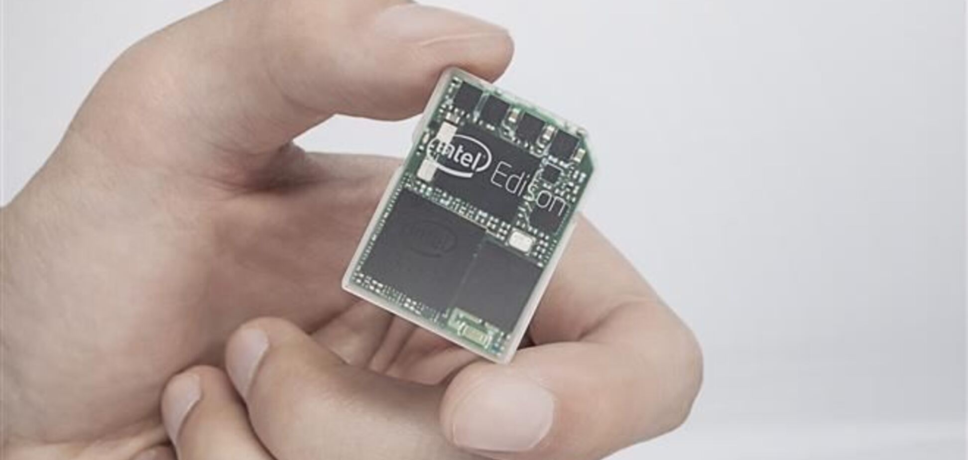 Intel выпустила компьютер размером с карту памяти