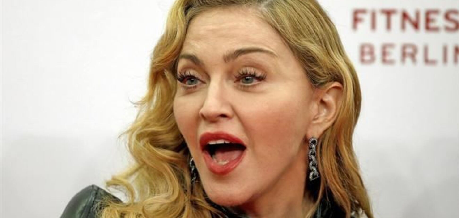 Мадонна спаивает своего сына?