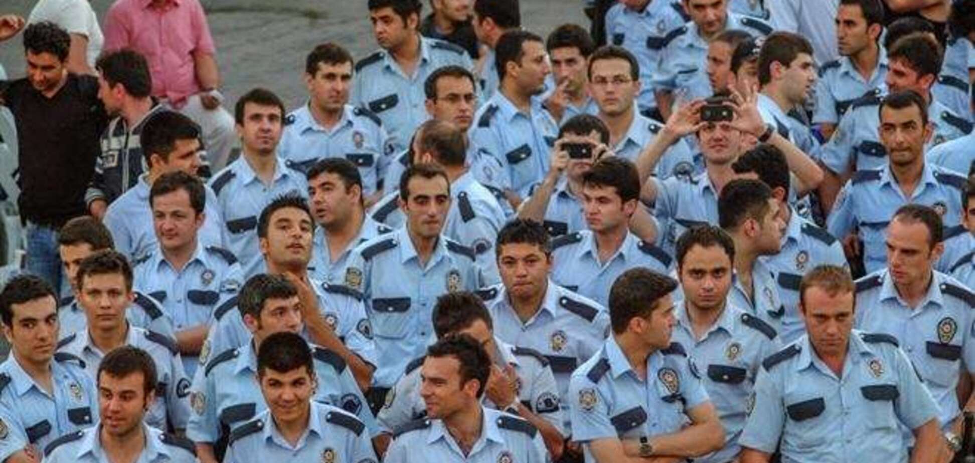 Корупційний скандал у Туреччині: звільнені глави поліцейських департаментів у 16 ??провінціях