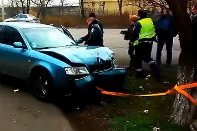 В Одессе пьяный водитель после ДТП привязал машину к дереву