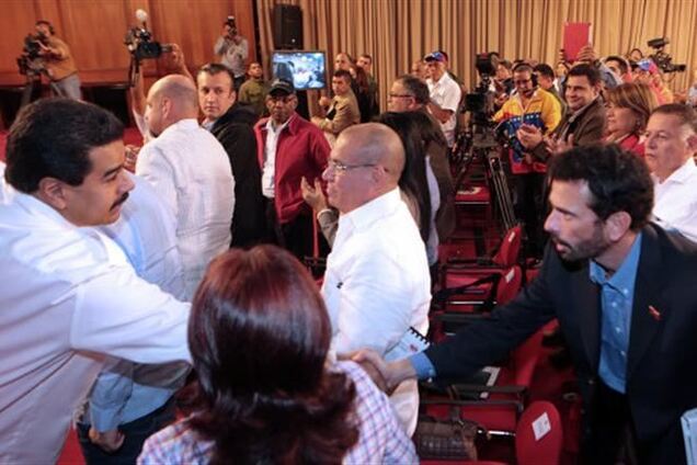 Президент Венесуели вперше потиснув руку опозиціонеру