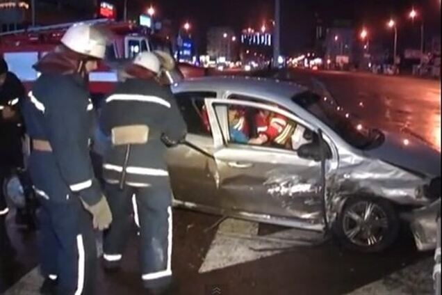 ДТП в Киеве: пассажирку такси зажало в салоне