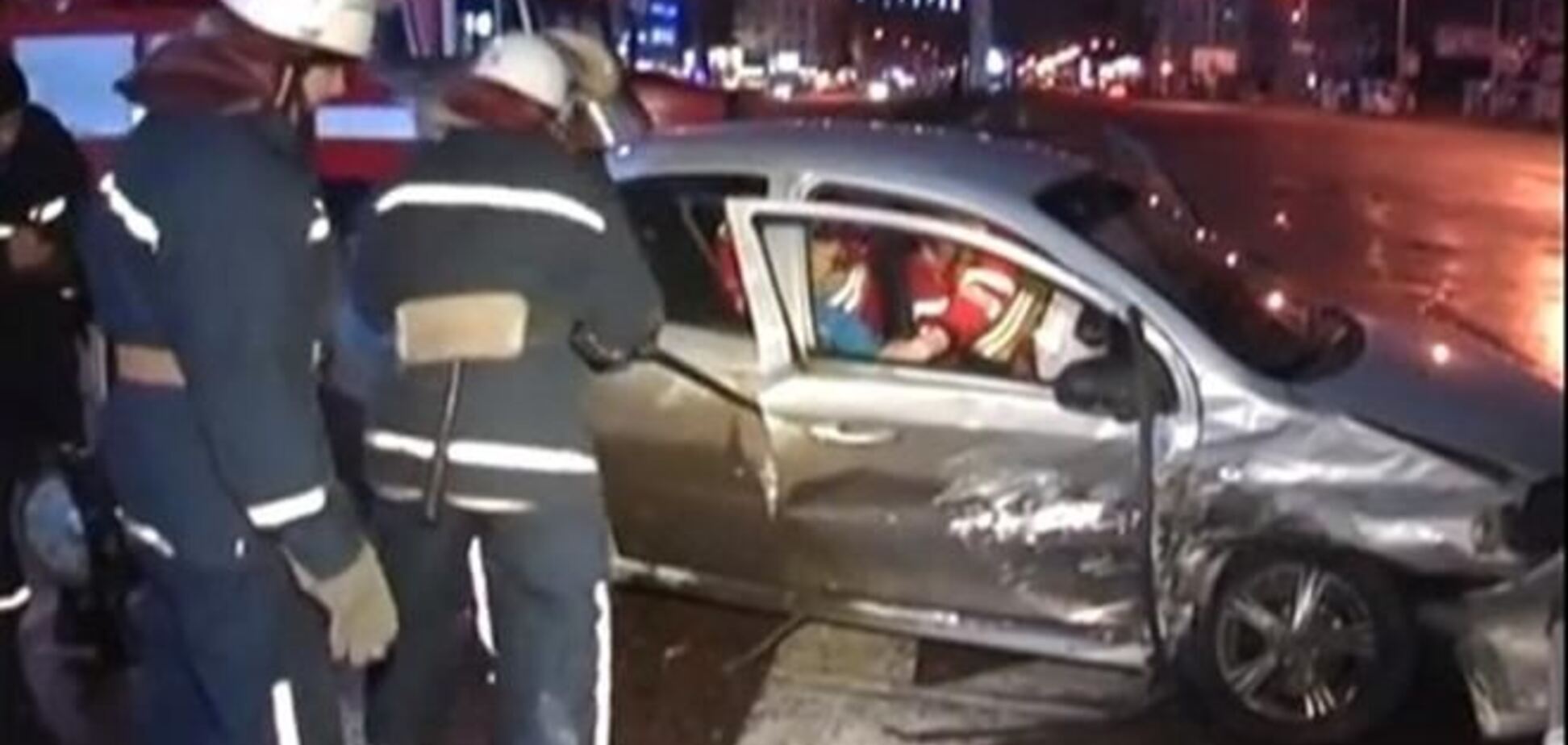 ДТП в Киеве: пассажирку такси зажало в салоне