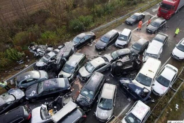 В США на скоростной трассе столкнулись около 50 машин: есть пострадавшие