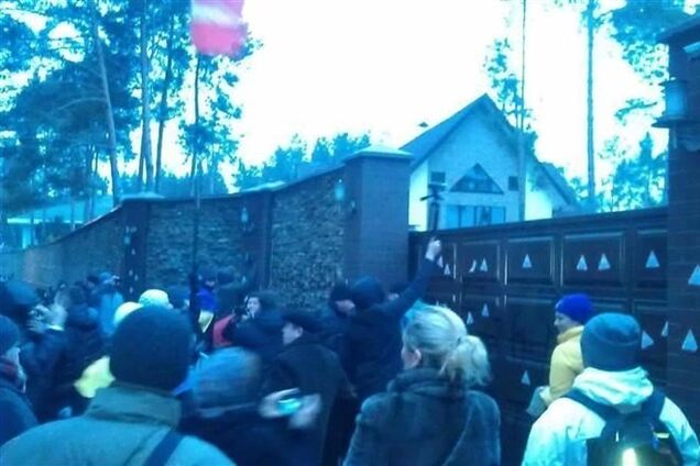Владелец 'дома Захарченко' забрал заявление на автомайдановцев