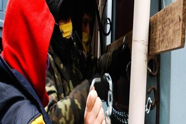 Активисты закрыли еще один офис Партии регионов