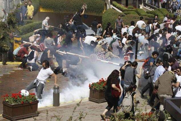 В Стамбуле полиция разогнала митингующих резиновыми пулями