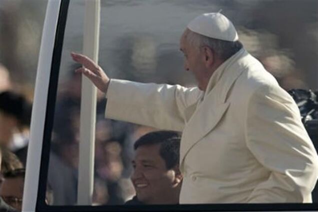 Папа Римский прокатил друга в 'папамобиле'